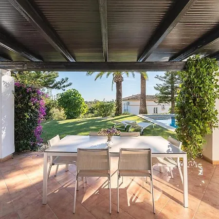 Con Piscina Privada Y Jardin
