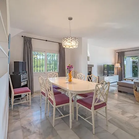 Con Piscina Privada Y Jardin Holiday home