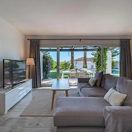 Con Piscina Privada Y Jardin Holiday home *